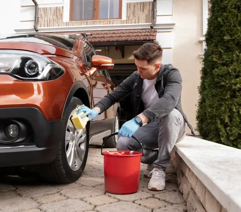 Lavage auto à domicile La Châtaigneraie : professionnel intervenant sur un véhicule